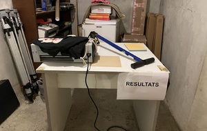 Le comptages des points et la pompe pour gonfler les cartouches d'air au cas ou.