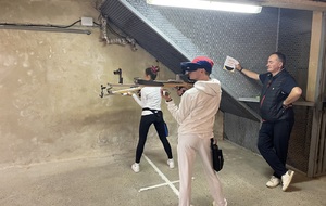 Paul et Louise se préparent tandis que Laurent soutient l'escalier